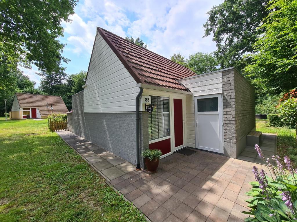 辛佩尔费尔德Belle - Mooi Zuid Limburg的院子里有红色门的小棚子