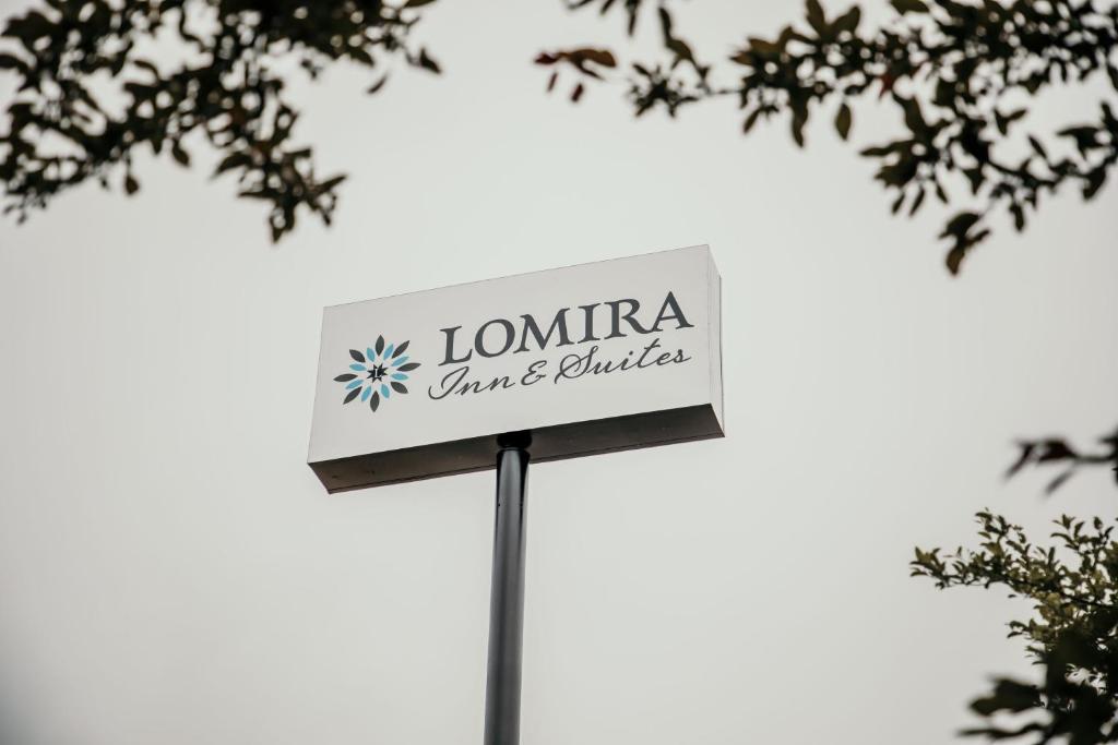 LomiraLomira Inn and Suites的一种读写罗米纳和气泡的符号