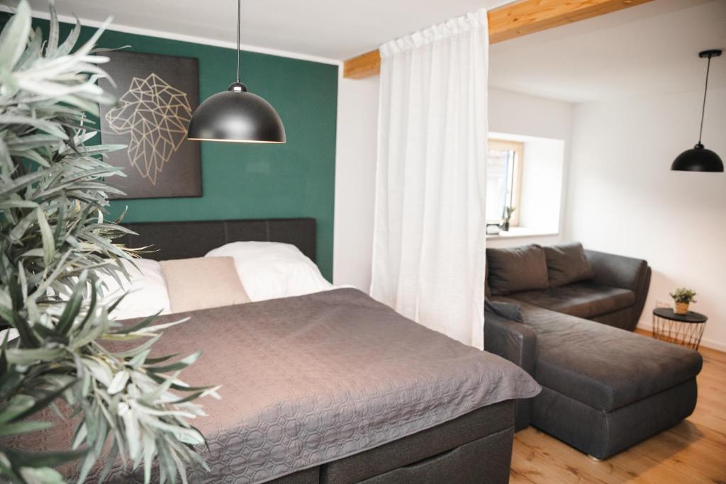 布尔格伦根费尔德Apartment mit Burgblick的一间卧室配有一张床和一张沙发