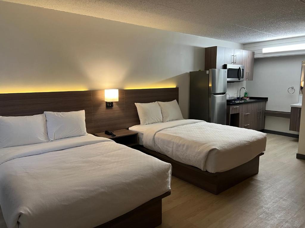 大草原城Westport Inn的酒店客房带两张床和厨房