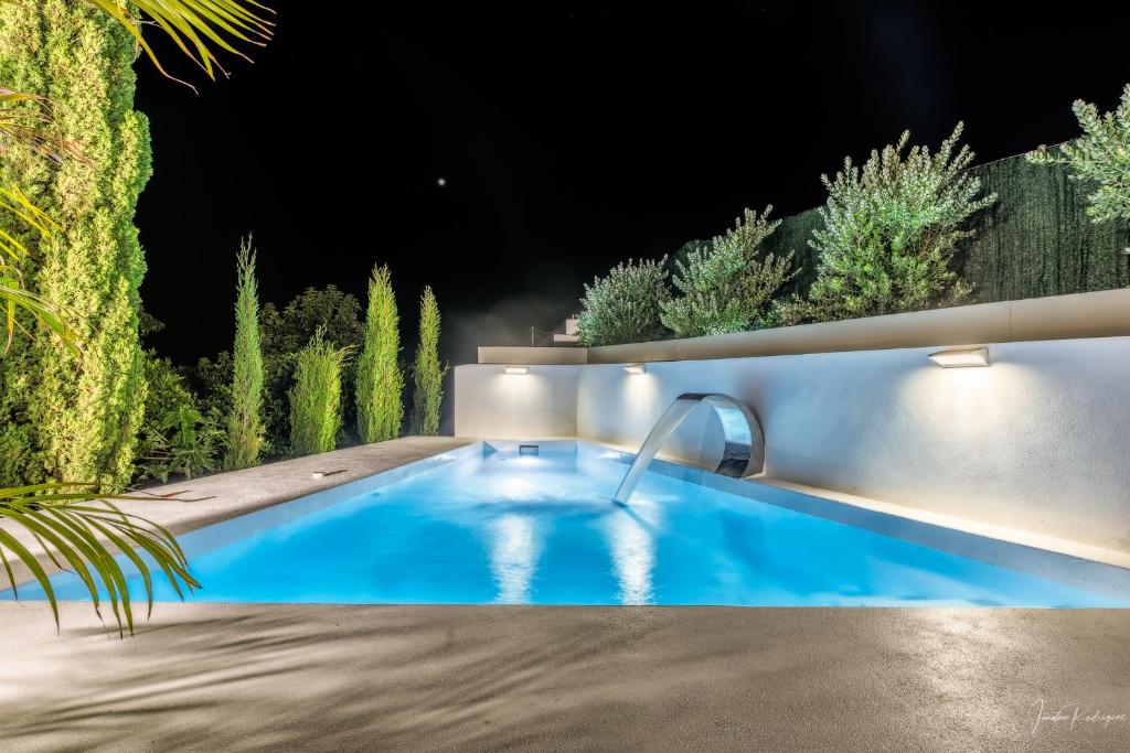 洛斯·亚诺斯·德·阿里丹Bayton House的游泳池在晚上设有喷泉