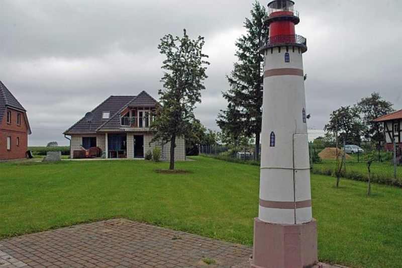 ZudarRuegen_Fewo 137的房屋前的红白灯塔