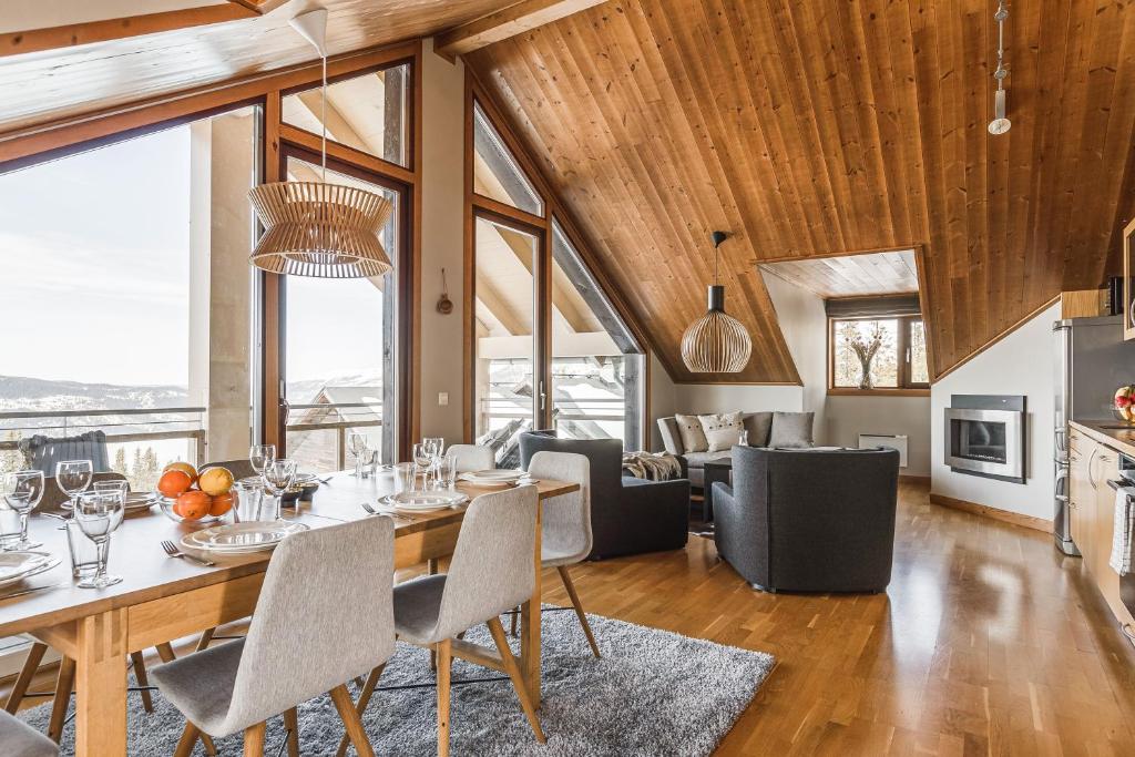 奥勒Åre's best family home的用餐室以及带桌椅的起居室。