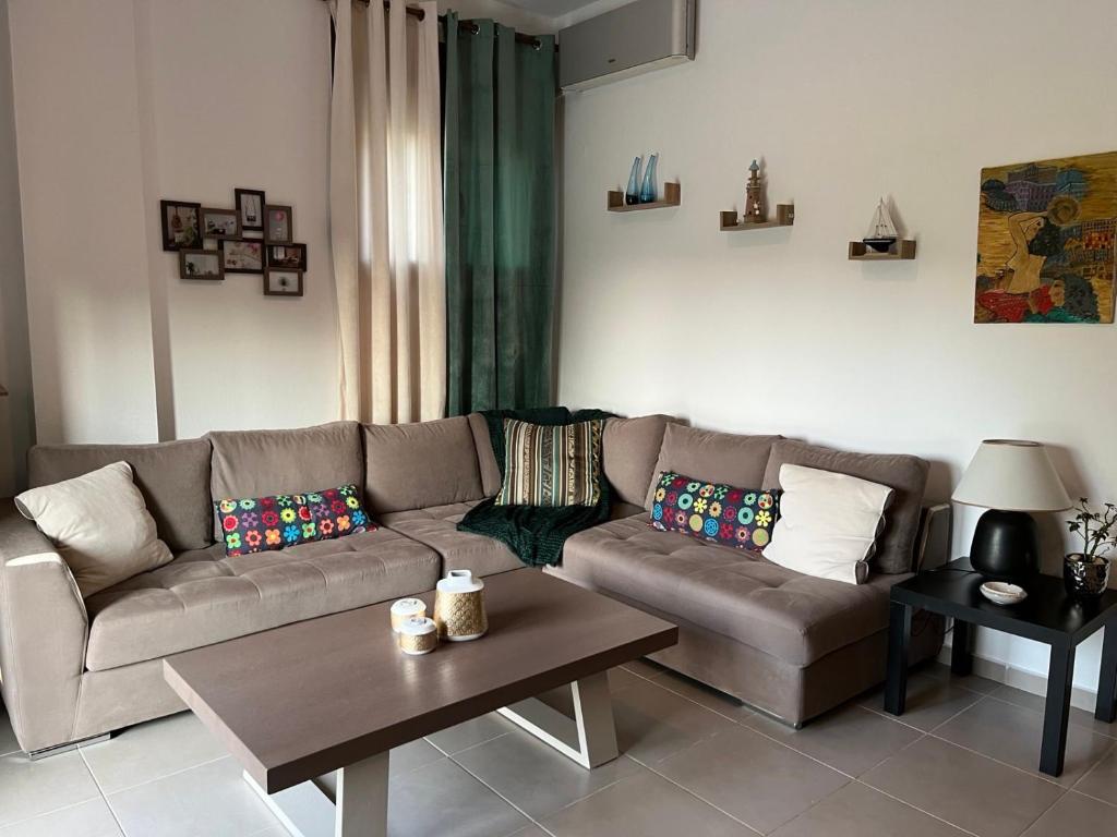 波塞蒂Angelo’s Elegant Summer House的客厅配有沙发和桌子