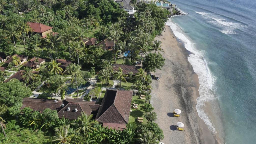 艾湄湾幽静别墅小屋酒店的海滩上的度假村的空中景致
