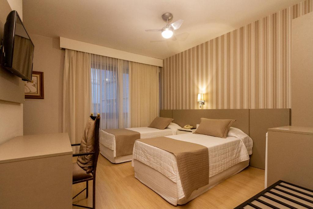库里提巴库里提巴宫殿酒店的酒店客房设有两张床和电视。