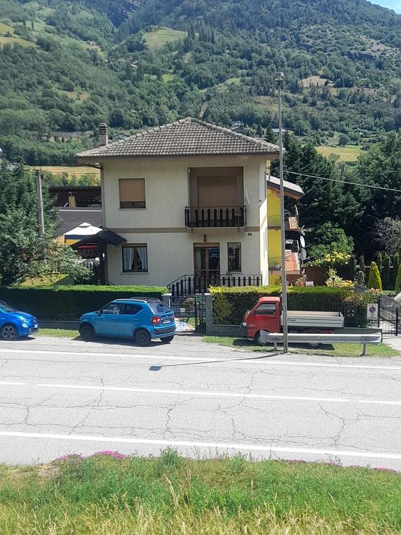奥斯塔Casa vacanze Gianluca的两辆汽车停在房子前面