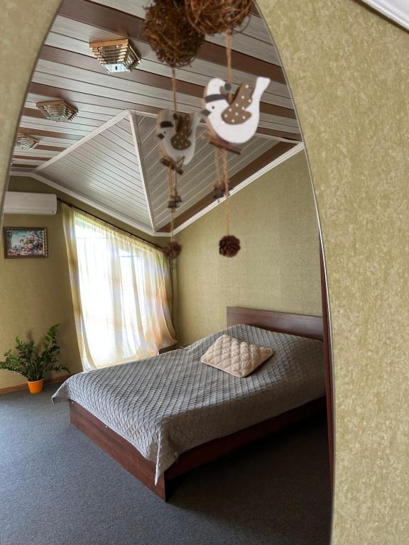 KotowskМіні-готель的一间卧室配有一张床和镜子