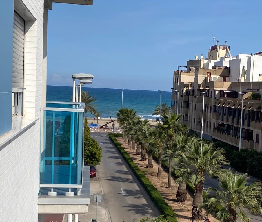 萨贡托VoraMar 3 Playa Puerto de Sagunto的从大楼的阳台上可欣赏到海滩景色