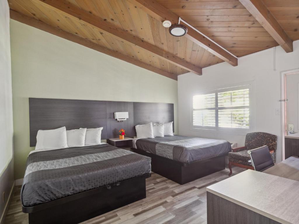 滨海城蒙特利湾愉景酒店的酒店客房,配有两张床和椅子