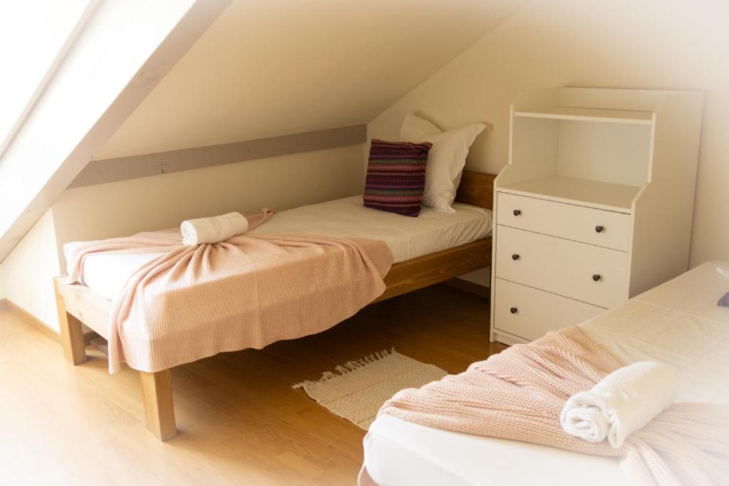 克吕塞耶Chic Campaign - Luxe and confort Lac et Montagne的阁楼卧室配有两张床和梳妆台