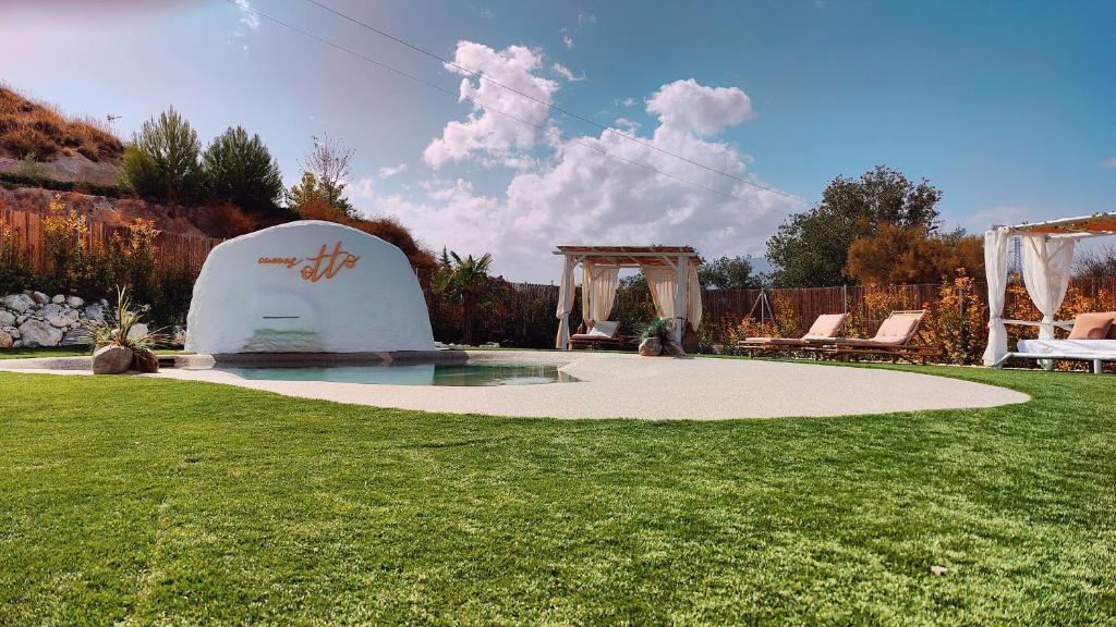 巴萨Complejo Cuevas Otto的一个带游泳池的后院