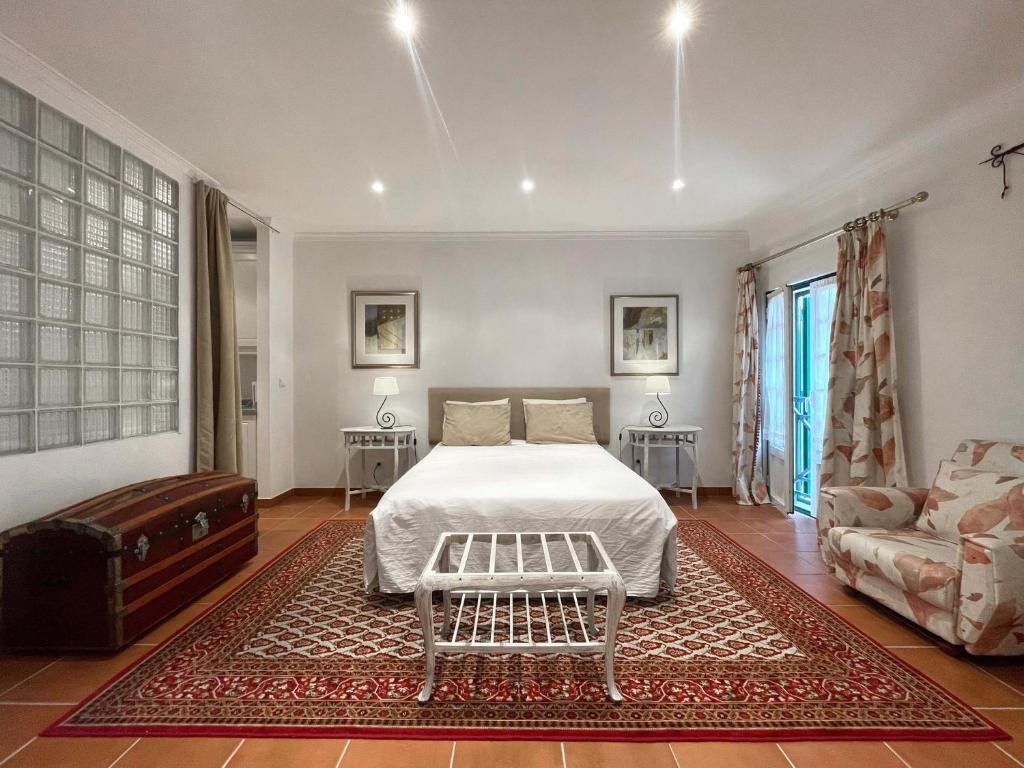 贝尔蒙特Casa do Pelourinho的一间卧室配有一张床和一张沙发