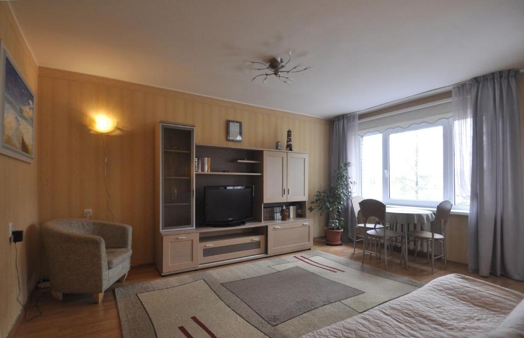 纳尔瓦Bastrakovi Apartment的客厅配有电视和桌椅