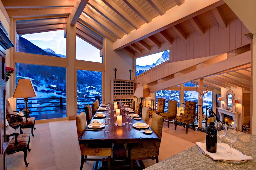 优雅小木屋度假屋餐厅或其他用餐的地方