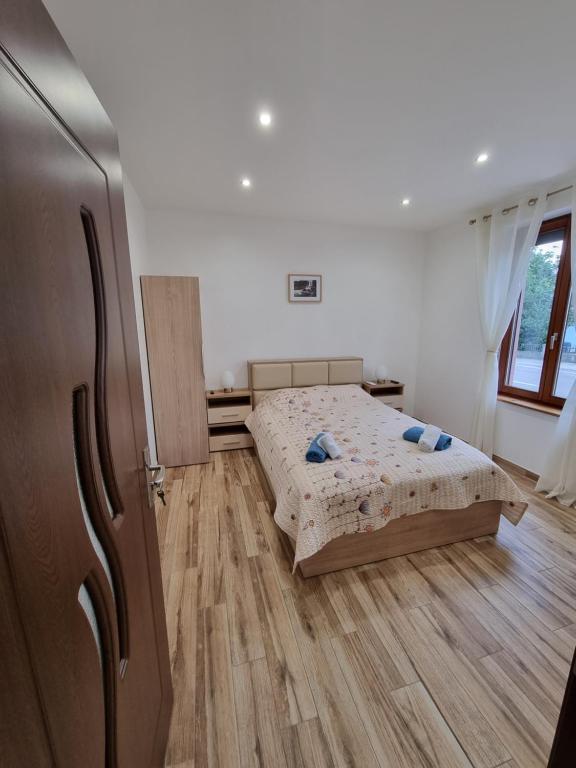BischheimL'Oasis Moderne的一间卧室配有一张床,铺有木地板