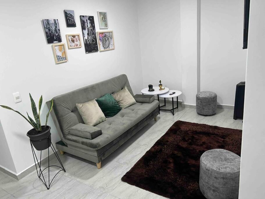 麦德林Lindo apartamento Medellín zona céntrica的客厅配有沙发和桌子