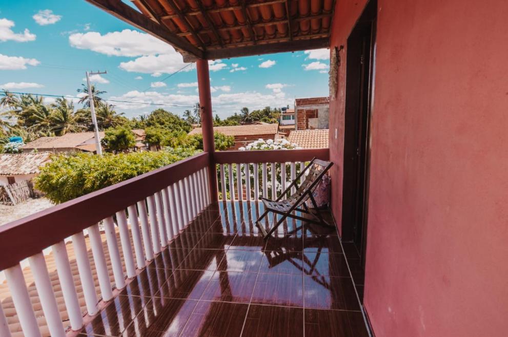 巴拉格兰德Sobrado do Eduardo的房屋的阳台,上面有长凳