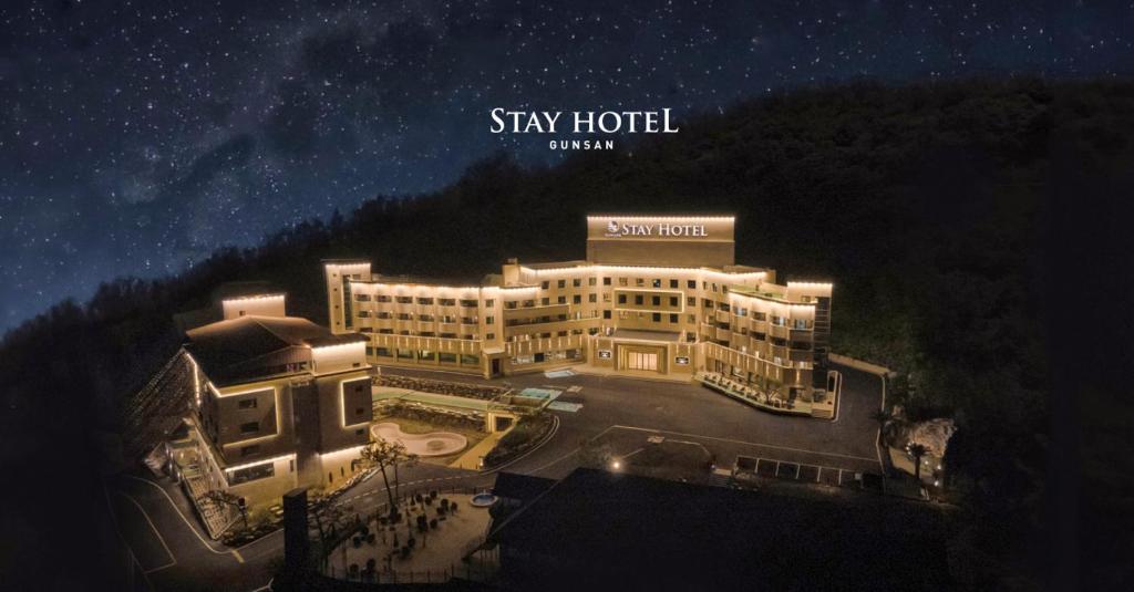 群山市Gunsan Stay Tourist Hotel的一家大酒店,晚上带了空话住宿酒店