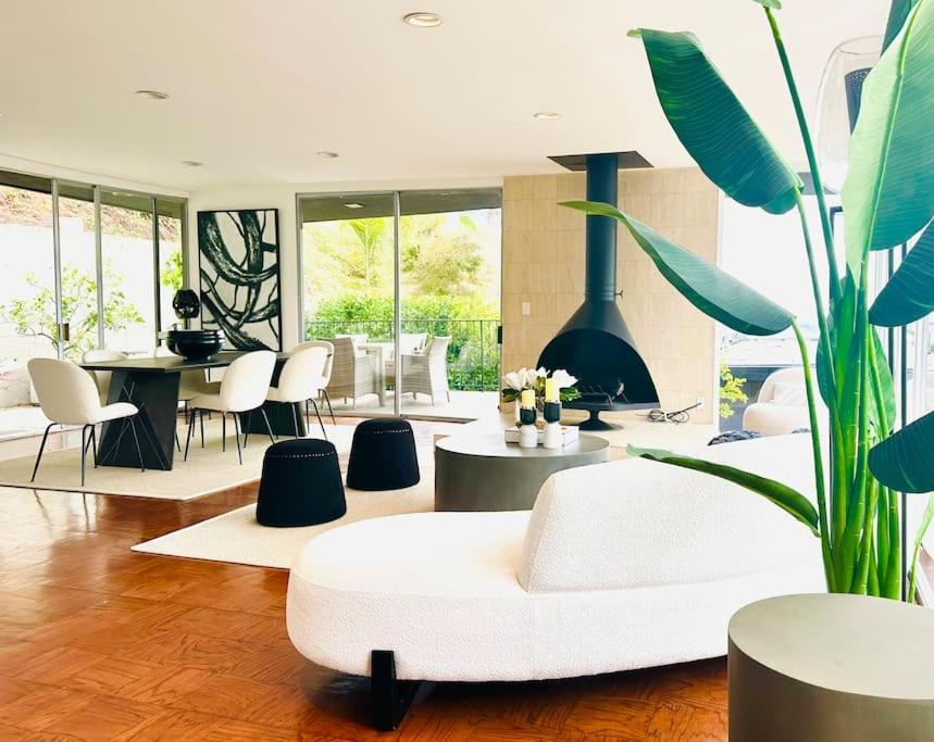 洛杉矶Urban Oasis: Stylish Mid-Century Home in Weho的客厅配有白色沙发和壁炉