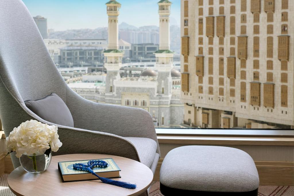 麦加Jumeirah Jabal Omar Makkah的一间带椅子和桌子的房间以及窗户