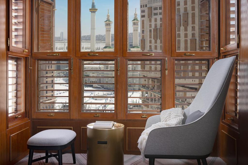 麦加Jumeirah Jabal Omar Makkah的客房可从窗户欣赏到城市美景