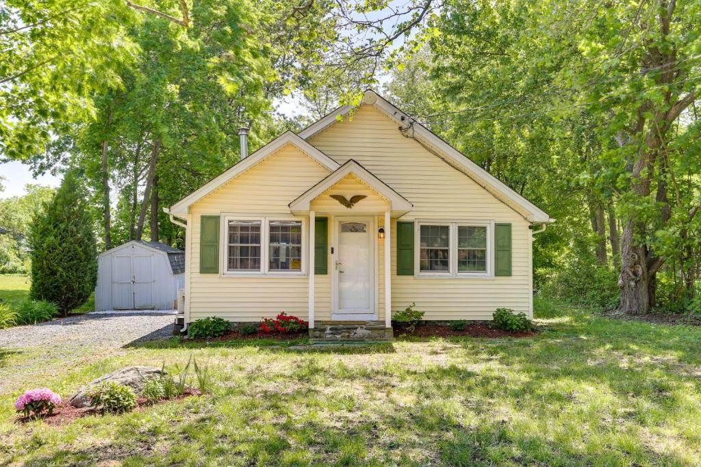 Vernon TownshipAll-Season Vernon Township Lake House Retreat!的院子中白色门的小黄色房子