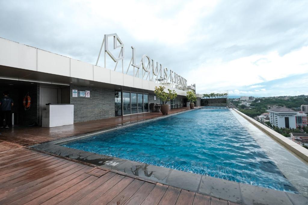三宝垄Warhol Residence at Louise Kienne Simpang Lima Semarang的建筑物屋顶上的游泳池