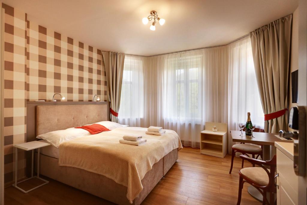 亚希莫夫APARTMÁNY ADAM的一间卧室配有一张床、一张书桌和窗户。