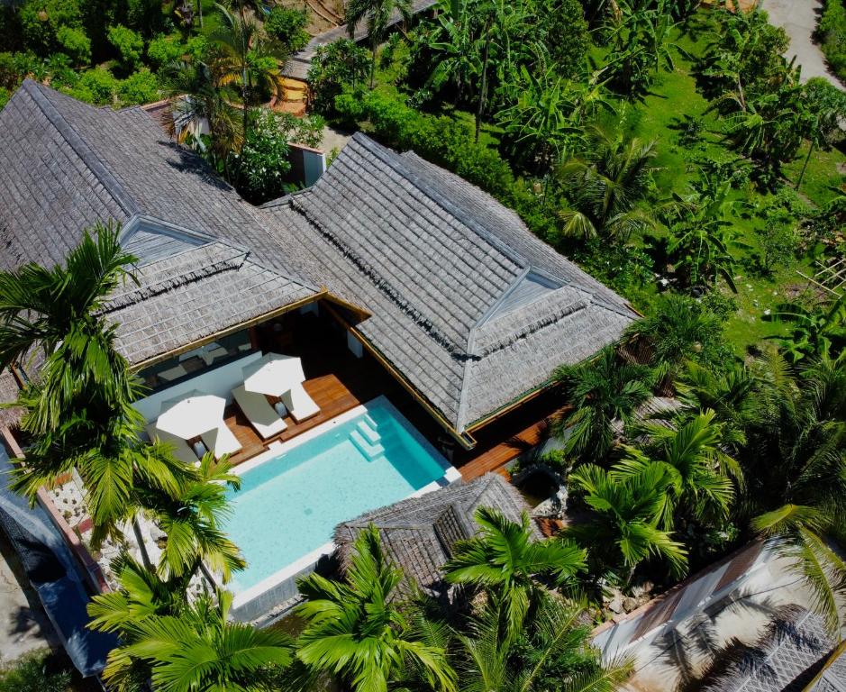 奥南海滩Villa Vara - Tropical Pool Villa的享有带游泳池和棕榈树的别墅的顶部景致