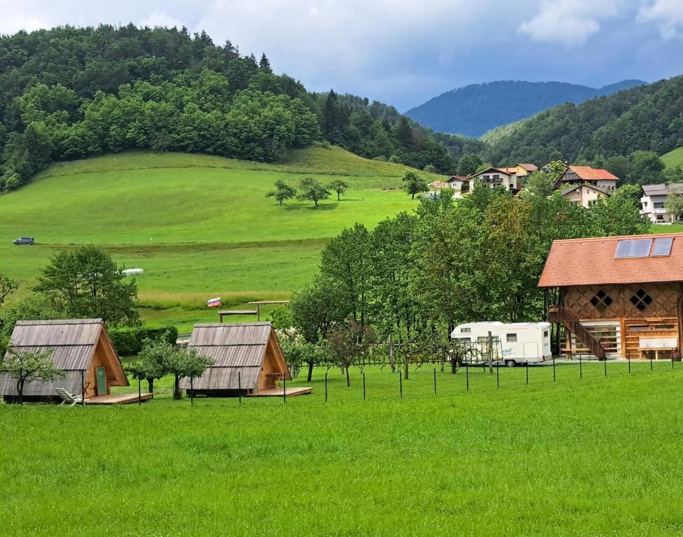 扎雷克Glamping - Kamp Steska的绿地,有房子和山丘