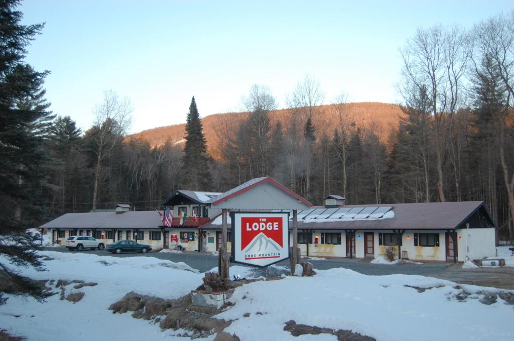 North CreekGore Mountain Lodge的雪上标有标志的酒店