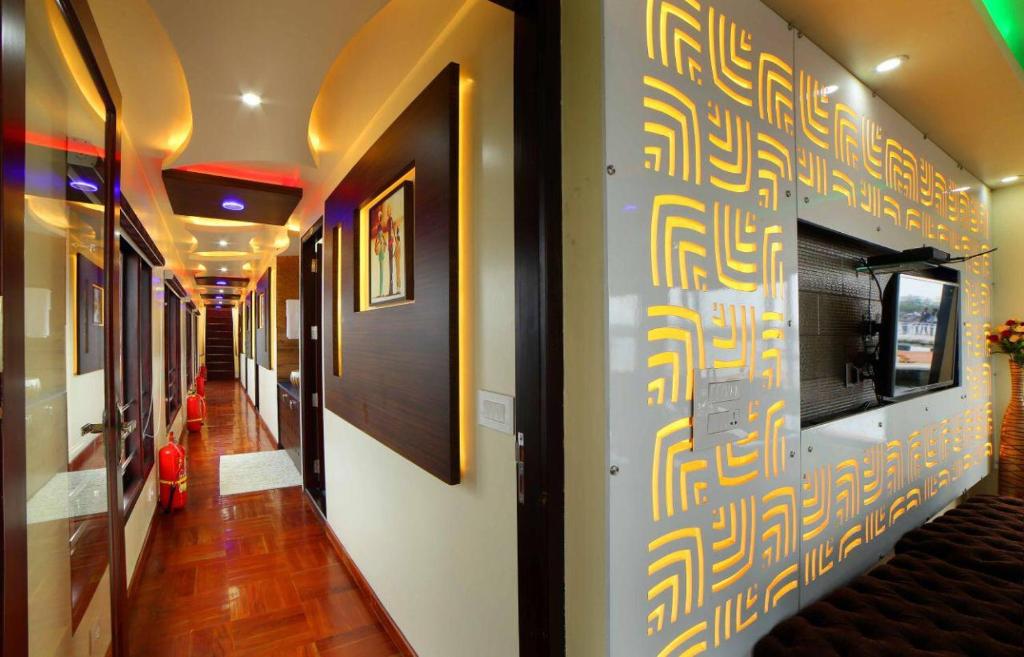 阿勒皮Meghavarsham Luxury cruise的走廊上挂有图案的墙壁