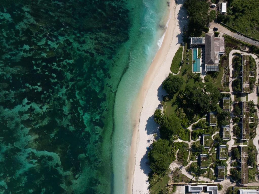 Cap Karoso Sumba - a member of Design Hotels的享有海滩和海洋的空中景致