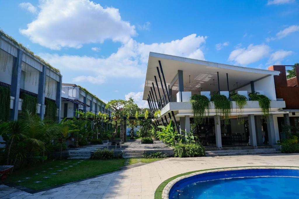 日惹LPP Garden Hotel的一座建筑前面设有游泳池