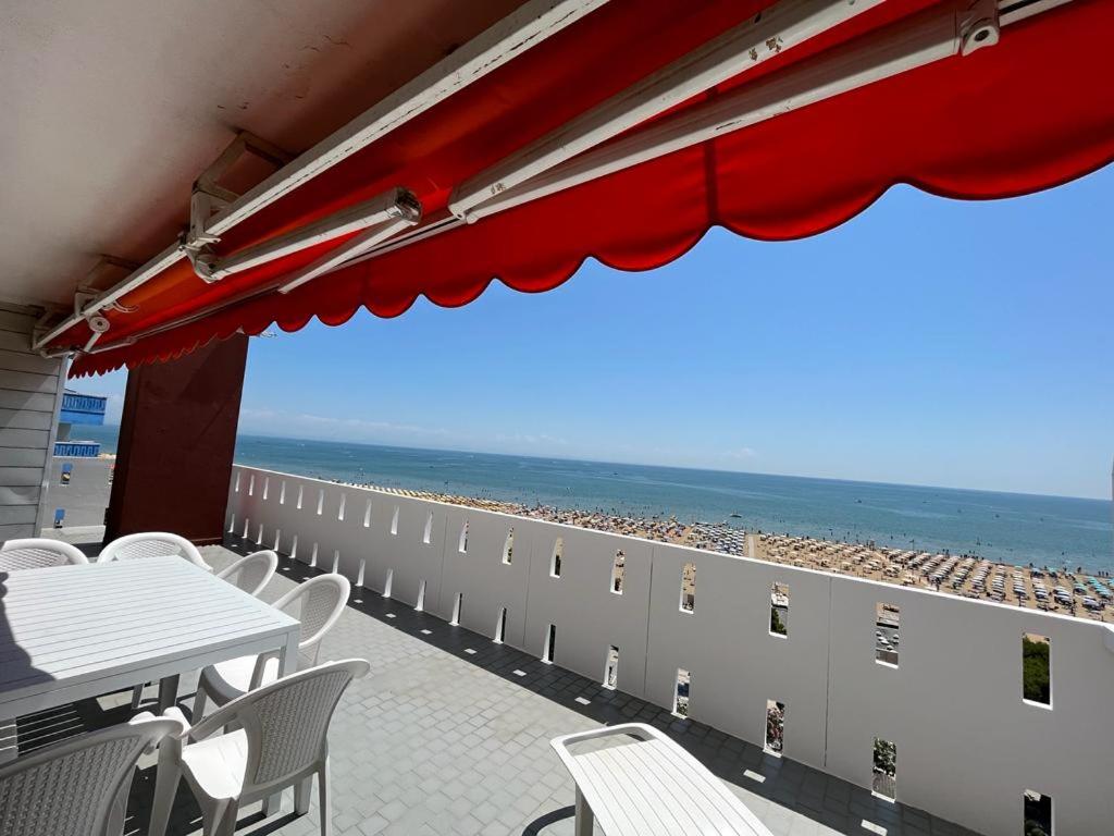 利尼亚诺萨比亚多罗Residence Luna的一个带桌椅的庭院和海滩