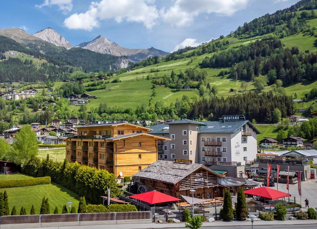 东蒂罗尔地区马特赖AlpenParks Hotel MONTANA的山地山谷中的小镇