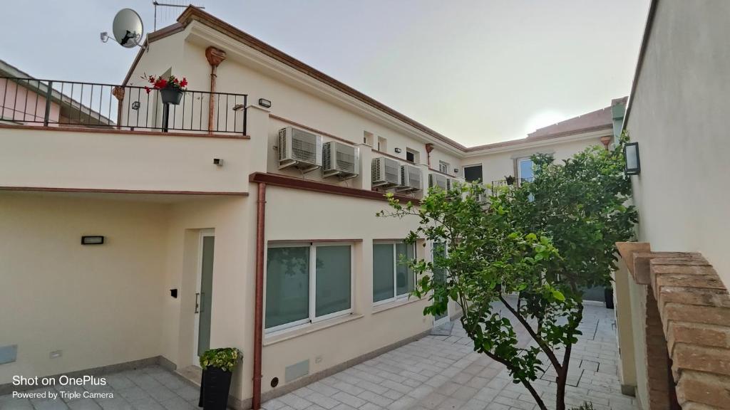 穆拉沃拉Sienda Cesira的公寓大楼设有阳台和庭院。