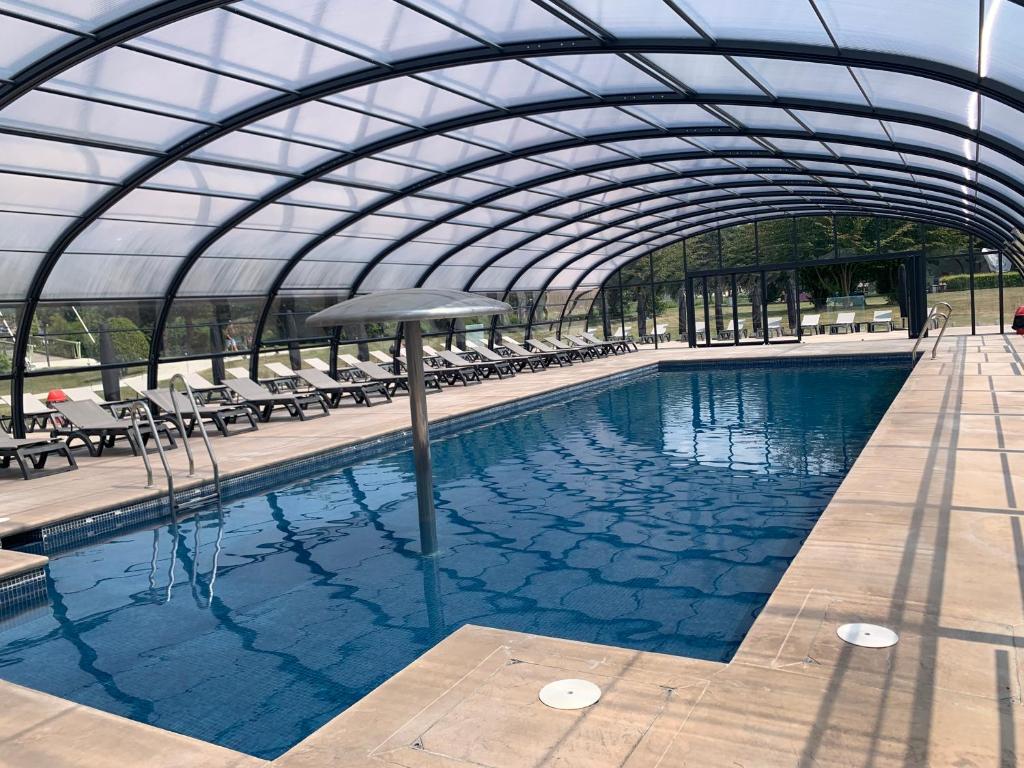 多维尔多维尔高尔夫阿米拉特酒店的一个带玻璃屋顶的大型游泳池