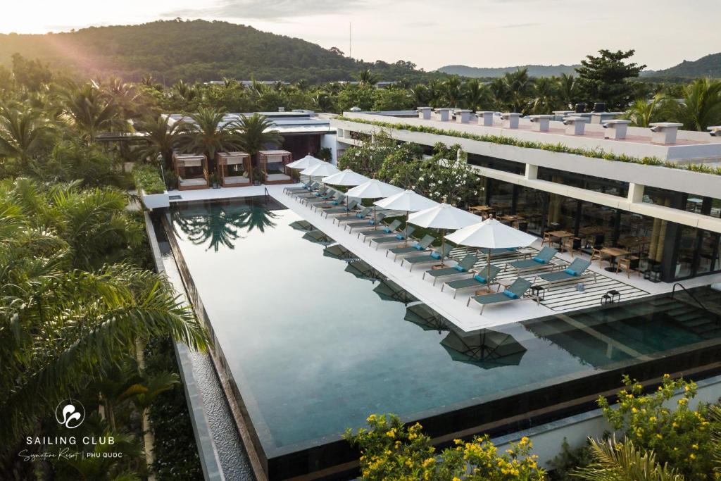 富国Sailing Club Signature Resort Phu Quoc的火烈鸟俱乐部度假村游泳池的空中景致