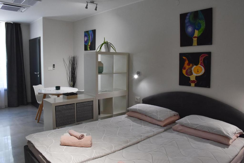 阿伊多夫什契纳Apartma Darsi的一间卧室配有一张床,床上铺有粉红色的毛巾