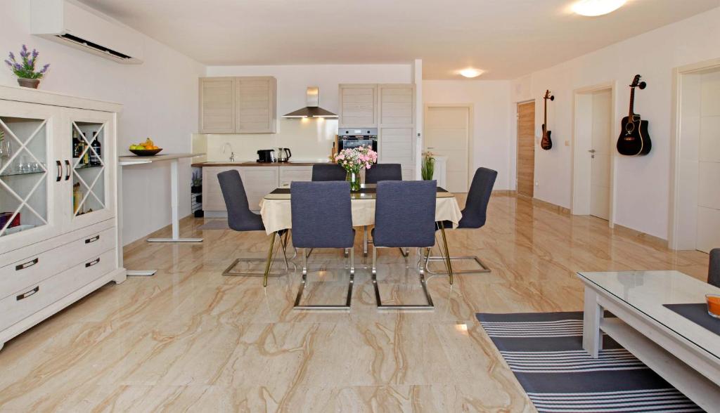 Modern 2-Bed Apt, Late check in available的厨房或小厨房