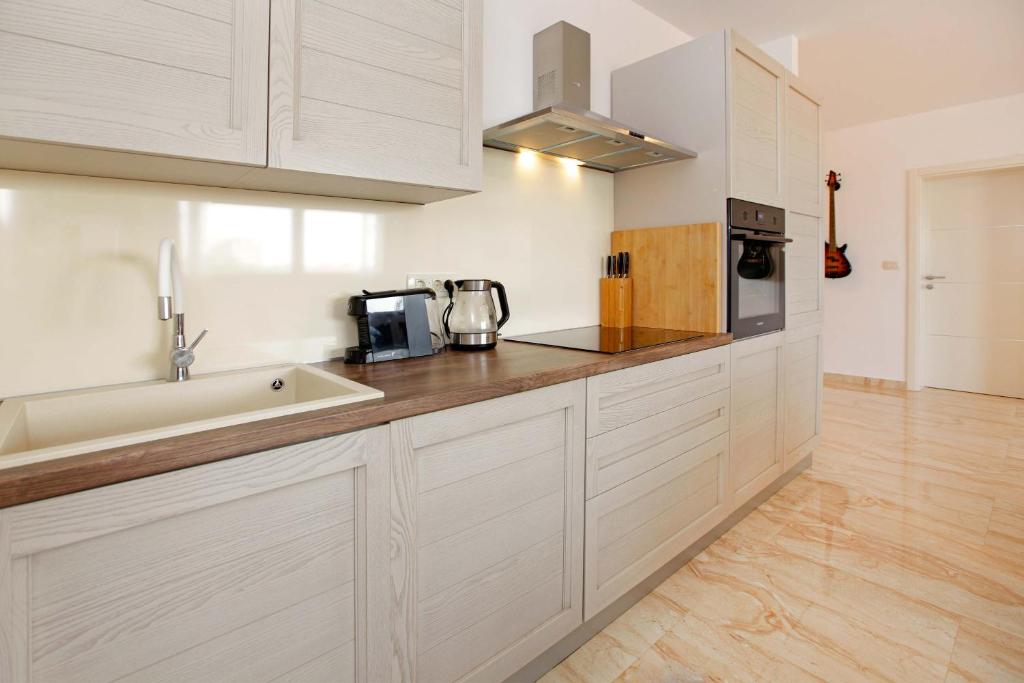 Modern 2-Bed Apt, Late check in available的厨房或小厨房