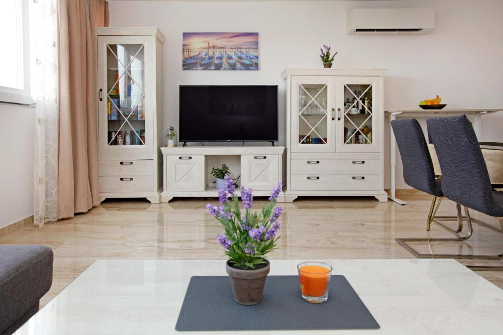 斯普利特Modern 2-Bed Apt, Late check in available的客厅里有一台白色娱乐中心的电视