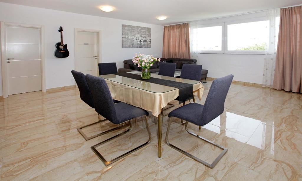 Modern 2-Bed Apt, Late check in available的休息区