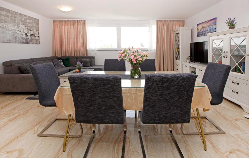 Modern 2-Bed Apt, Late check in available的电视和&#47;或娱乐中心
