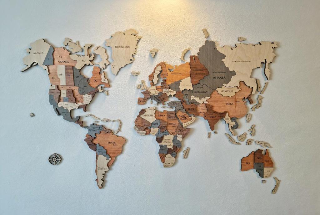 普拉托Dimora del Viaggiatore的墙上的世界地图