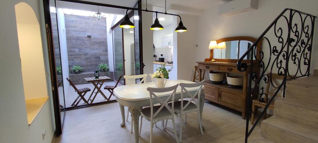 巴达洛纳CasaBala - Near the beach and Barcelona center的一间配备有白色桌椅的用餐室