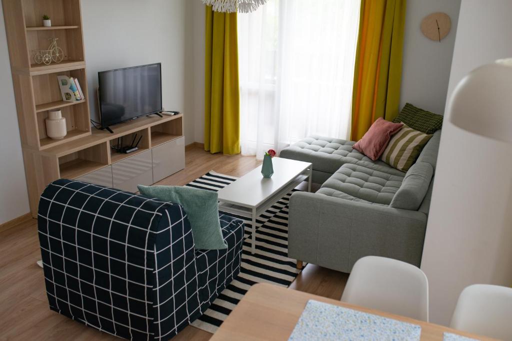 普罗夫迪夫Apartment next to Mall Plovdiv的客厅配有两张沙发和一台电视机