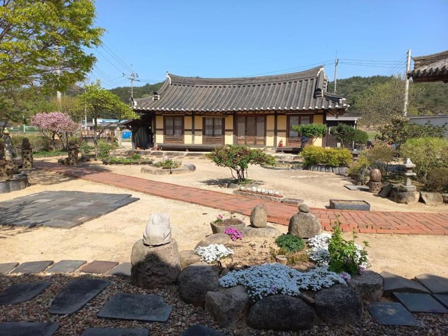 庆州Yasun Gallery的一座带建筑物的房子前面的花园